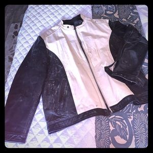 Men’s xxl Wilson leather jacket.  Rare! Lots of detail both inside and out.